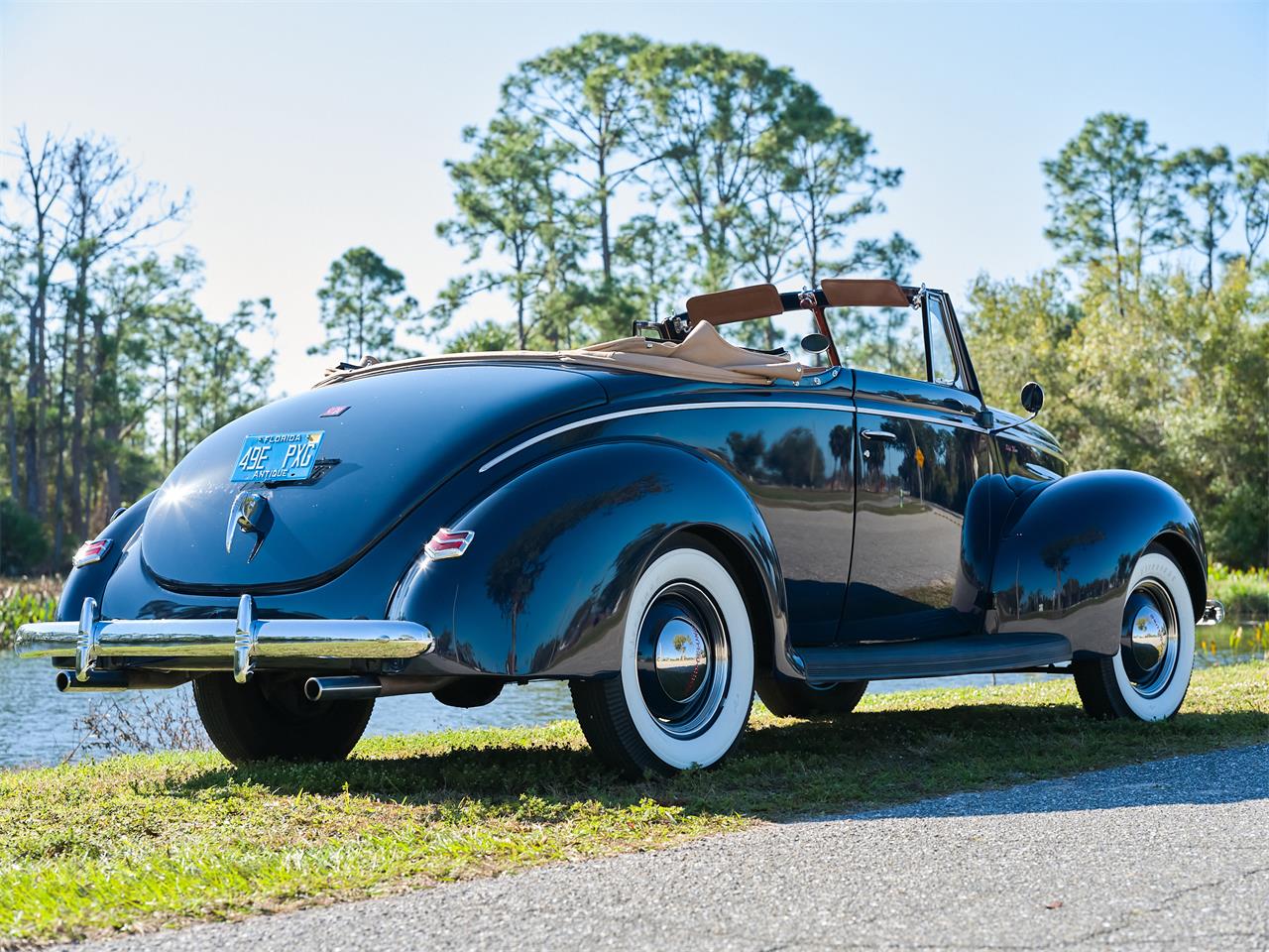 Ford-Deluxe-1940-Lyon-Blue-Tan-94