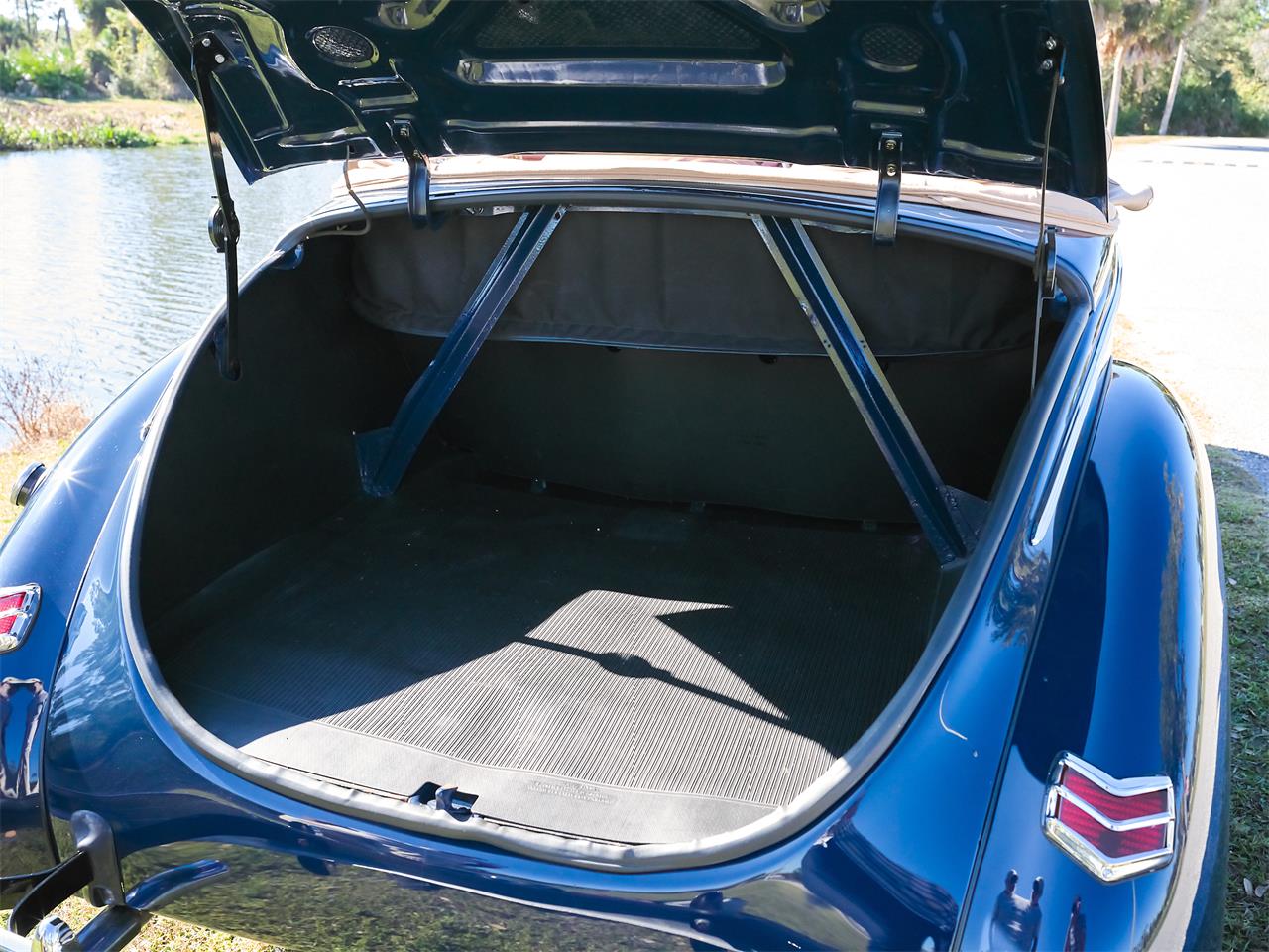 Ford-Deluxe-1940-Lyon-Blue-Tan-96