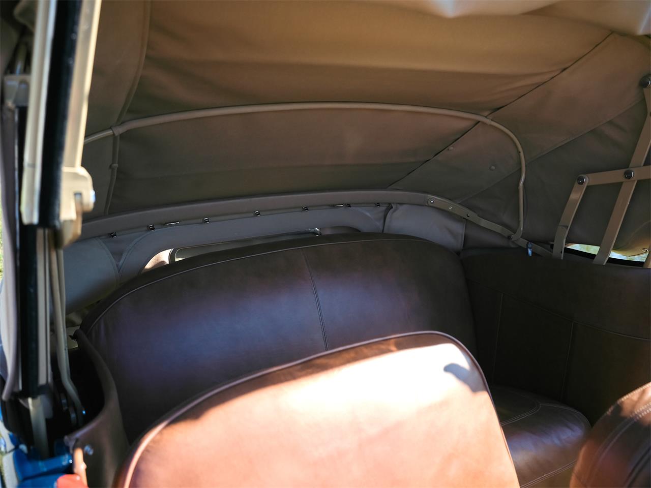 Ford-Deluxe-1940-Lyon-Blue-Tan-97