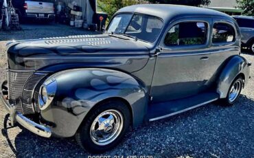 Ford-Deluxe-1940-Sedan-1