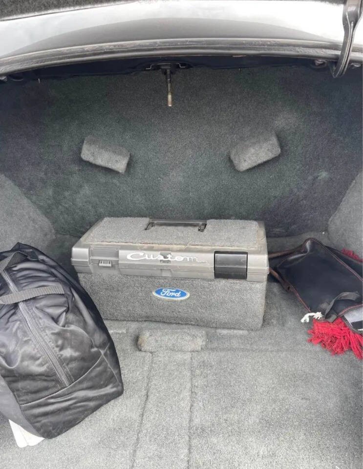 Ford-Deluxe-1940-Sedan-11