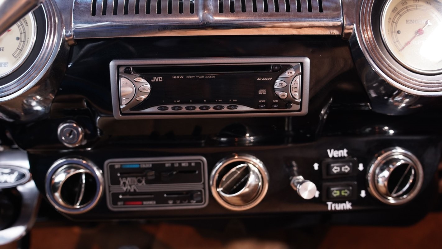 Ford-Deluxe-1947-Coupe-37