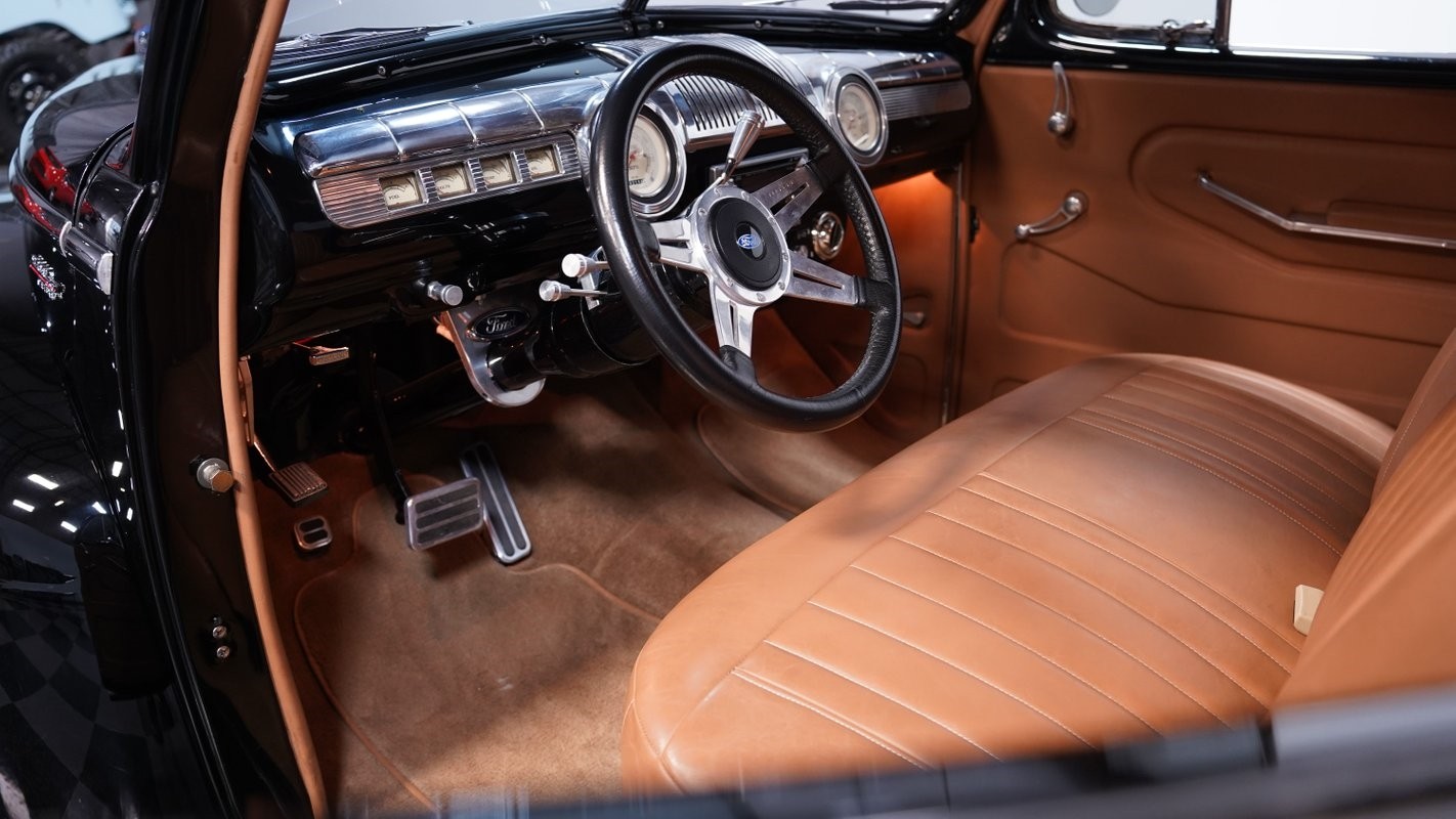 Ford-Deluxe-1947-Coupe-4