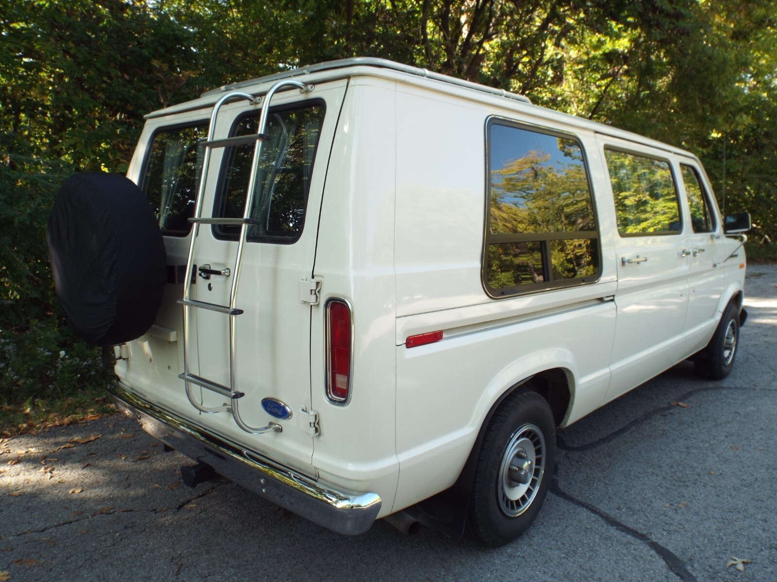 Ford-E-Series-Van-1990-Standard-Passenger-Van-18