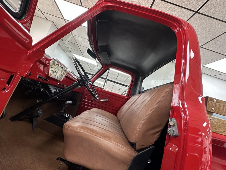 Ford-F-100-1953-Victory-Red-Tan-Leather-4