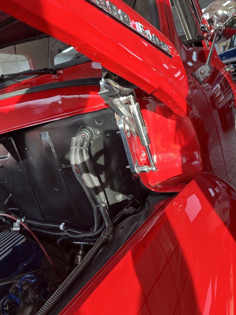 Ford-F-100-1953-Victory-Red-Tan-Leather-5