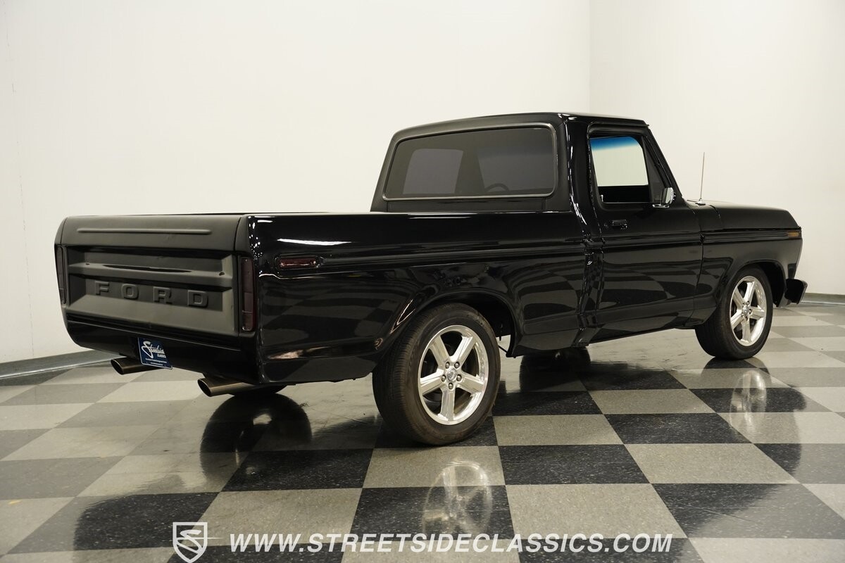 Ford-F-100-1975-Pickup-Truck-12