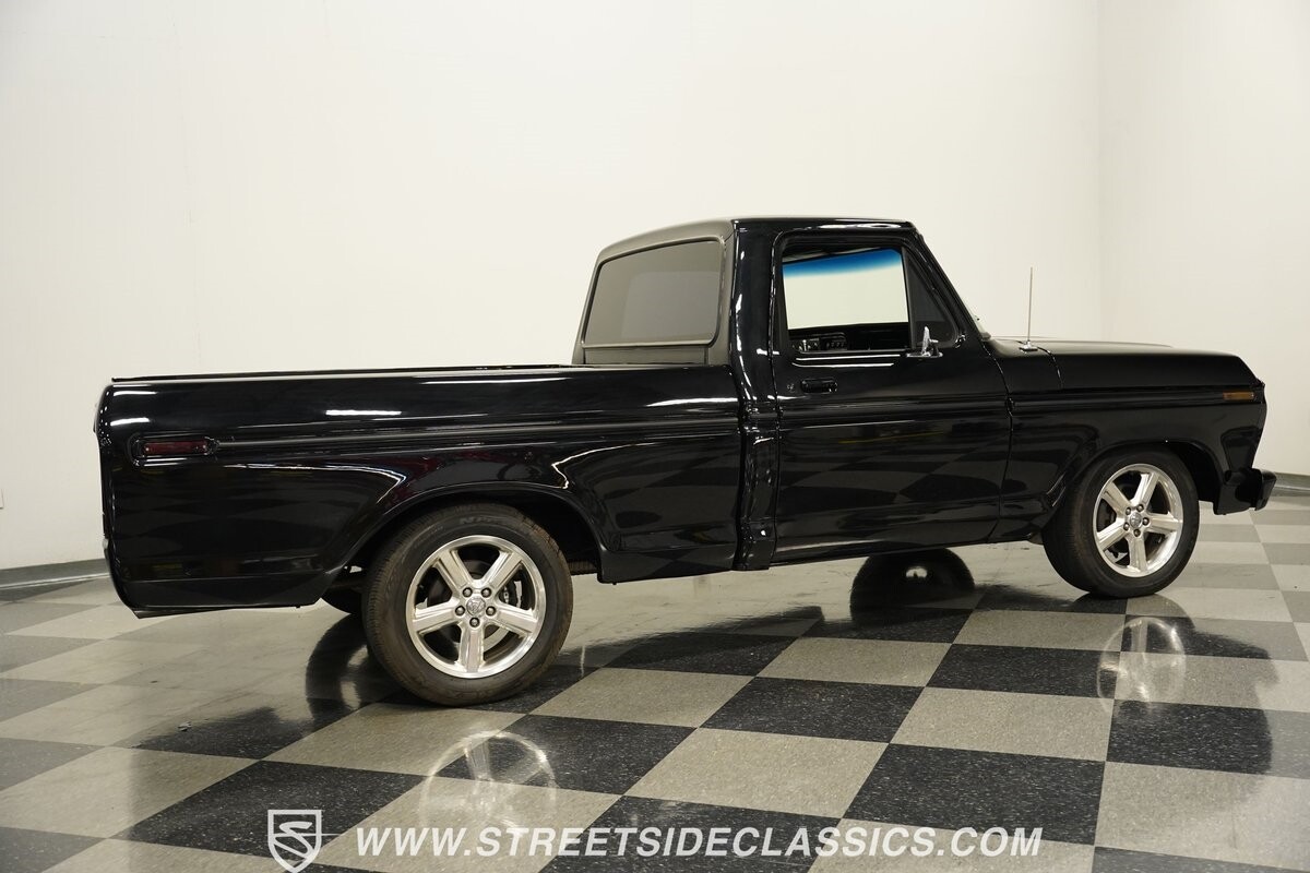 Ford-F-100-1975-Pickup-Truck-13