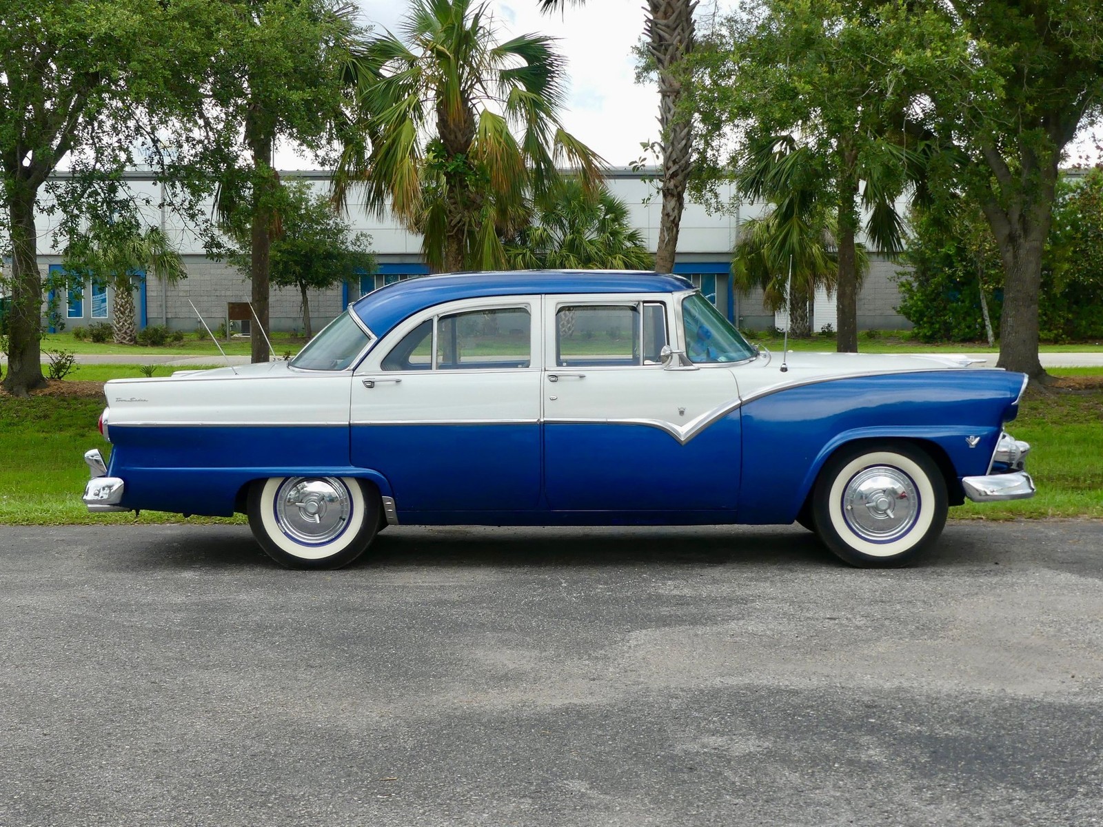 Ford-Fairlane-1955-Sedan-2