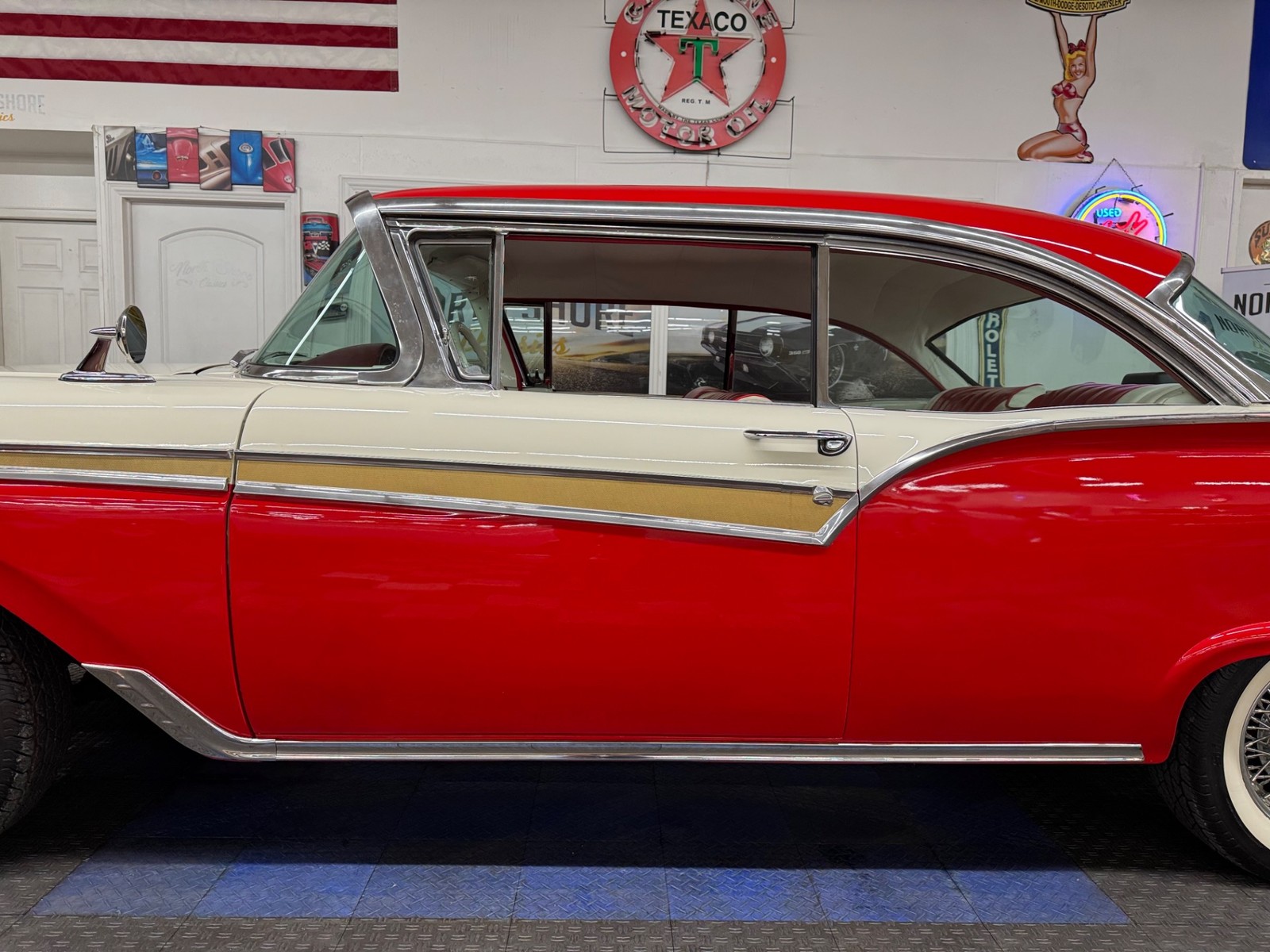 Ford-Fairlane-1957-2-Door-24