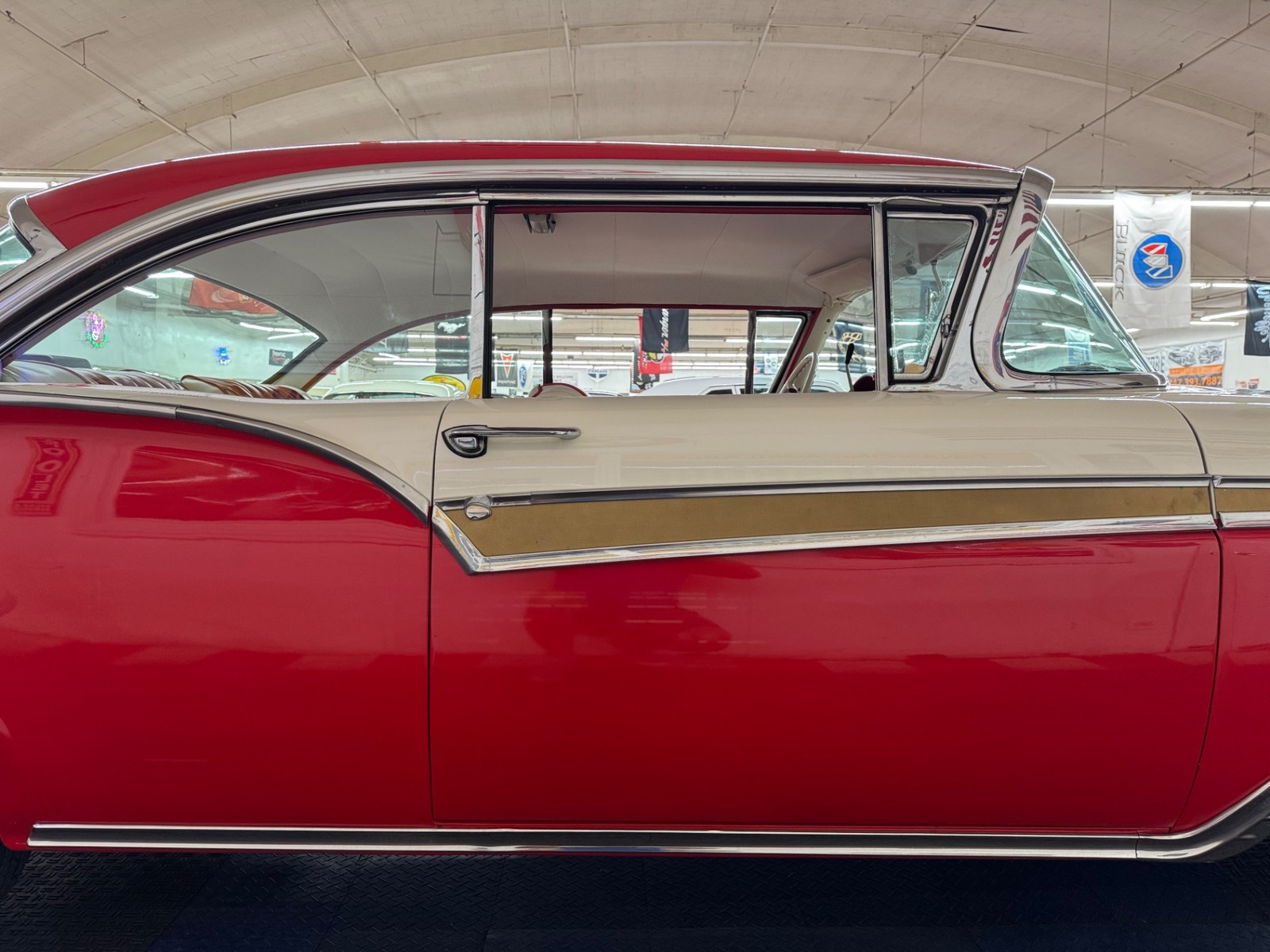 Ford-Fairlane-1957-2-Door-30