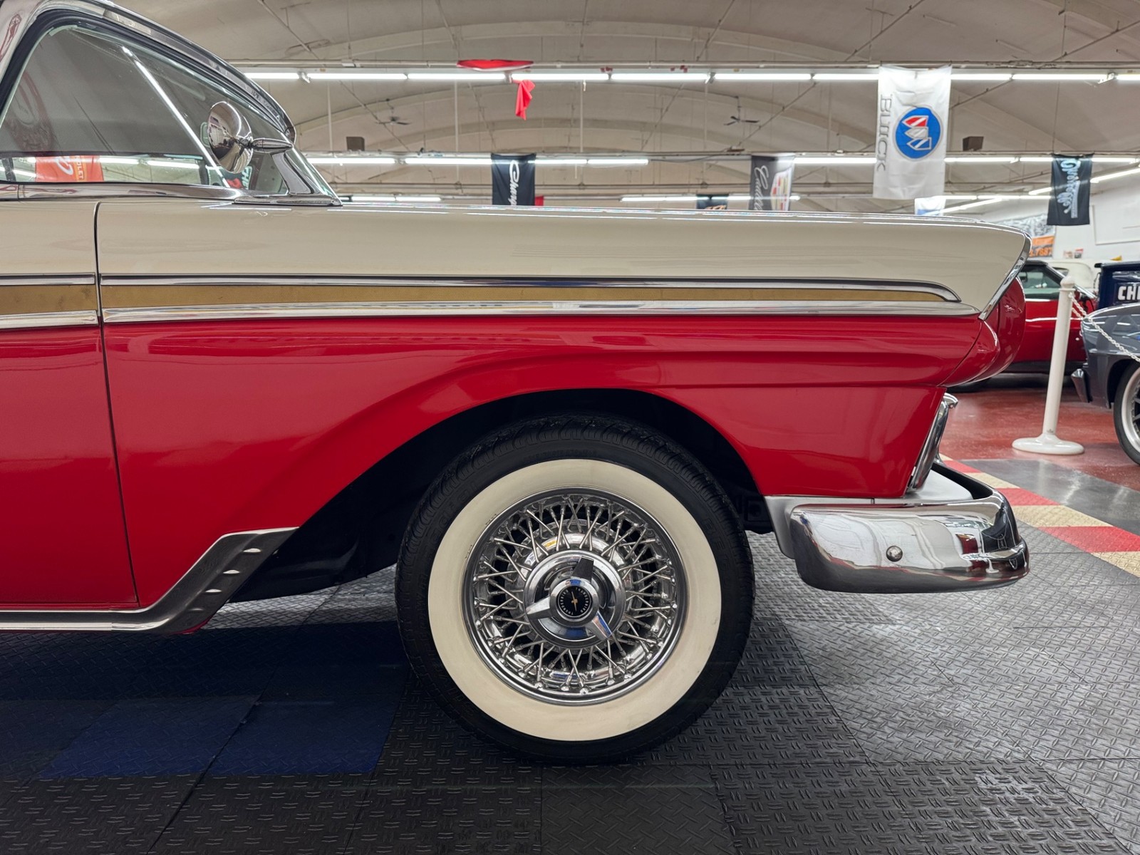 Ford-Fairlane-1957-2-Door-31