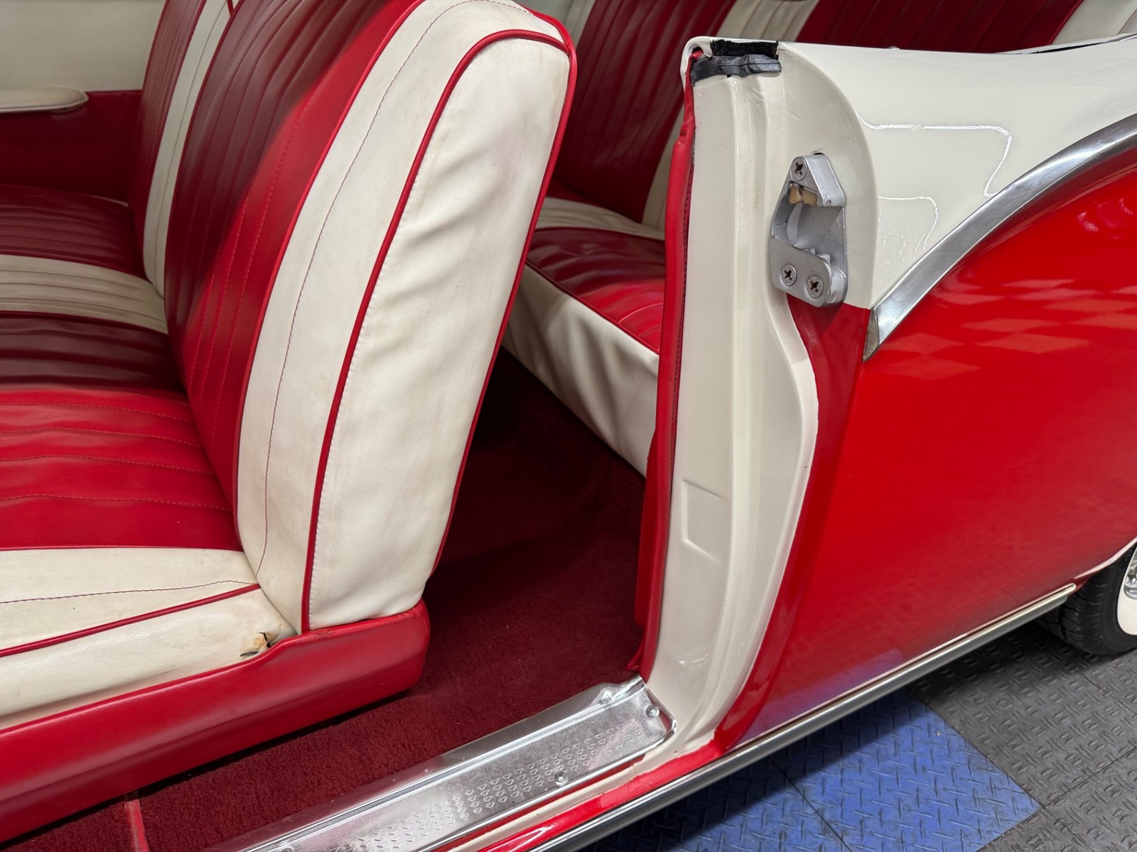 Ford-Fairlane-1957-2-Door-38