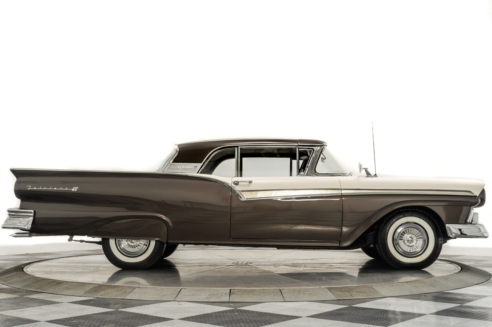 Ford-Fairlane-1957-Coupe-17