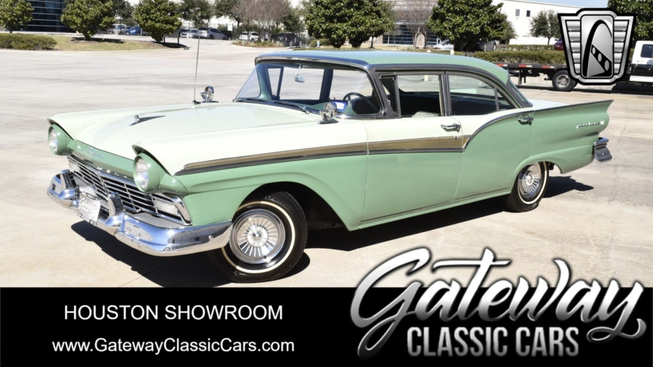 Ford Fairlane 1957 sedan