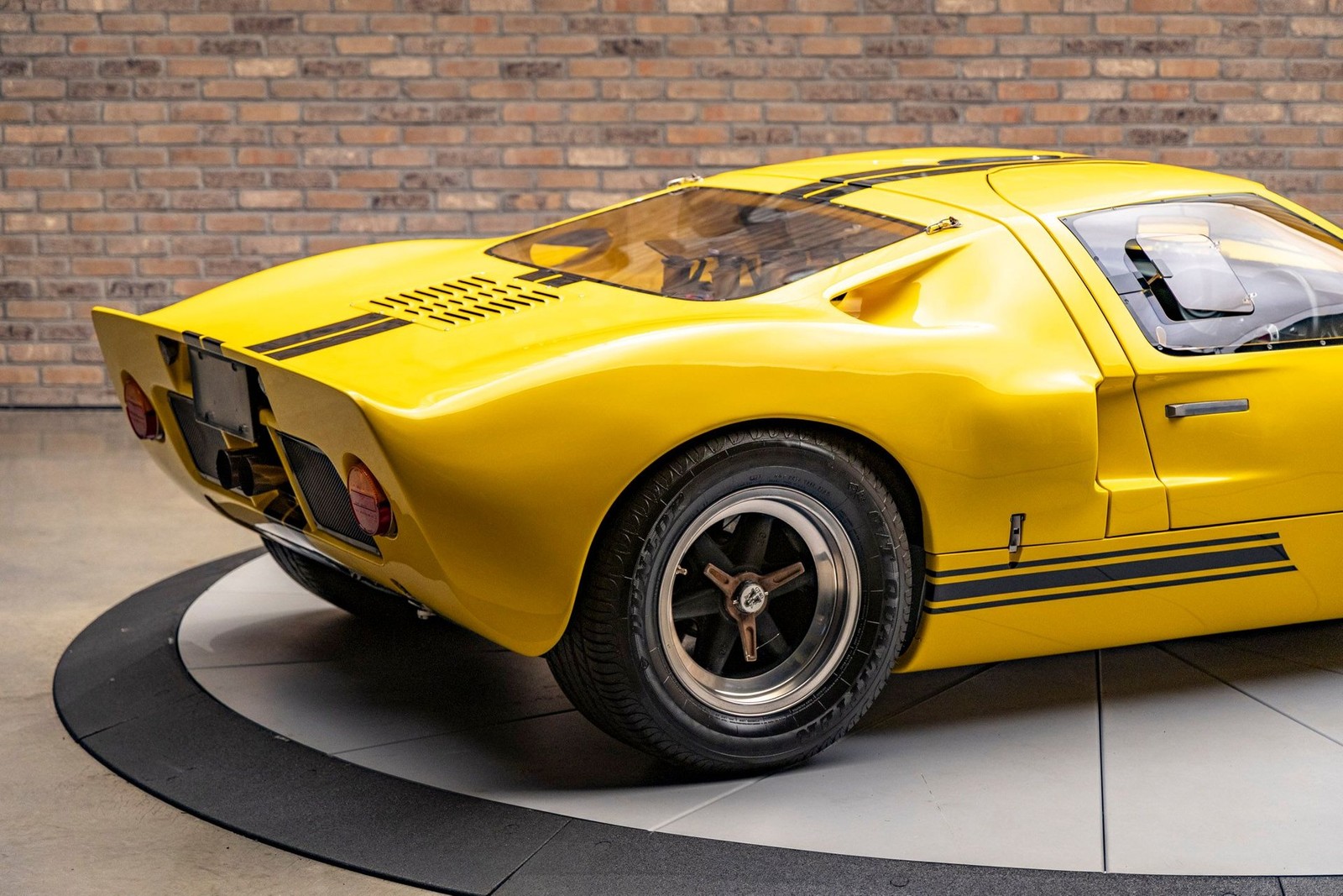 Ford-GT40-1965-Coupe-12