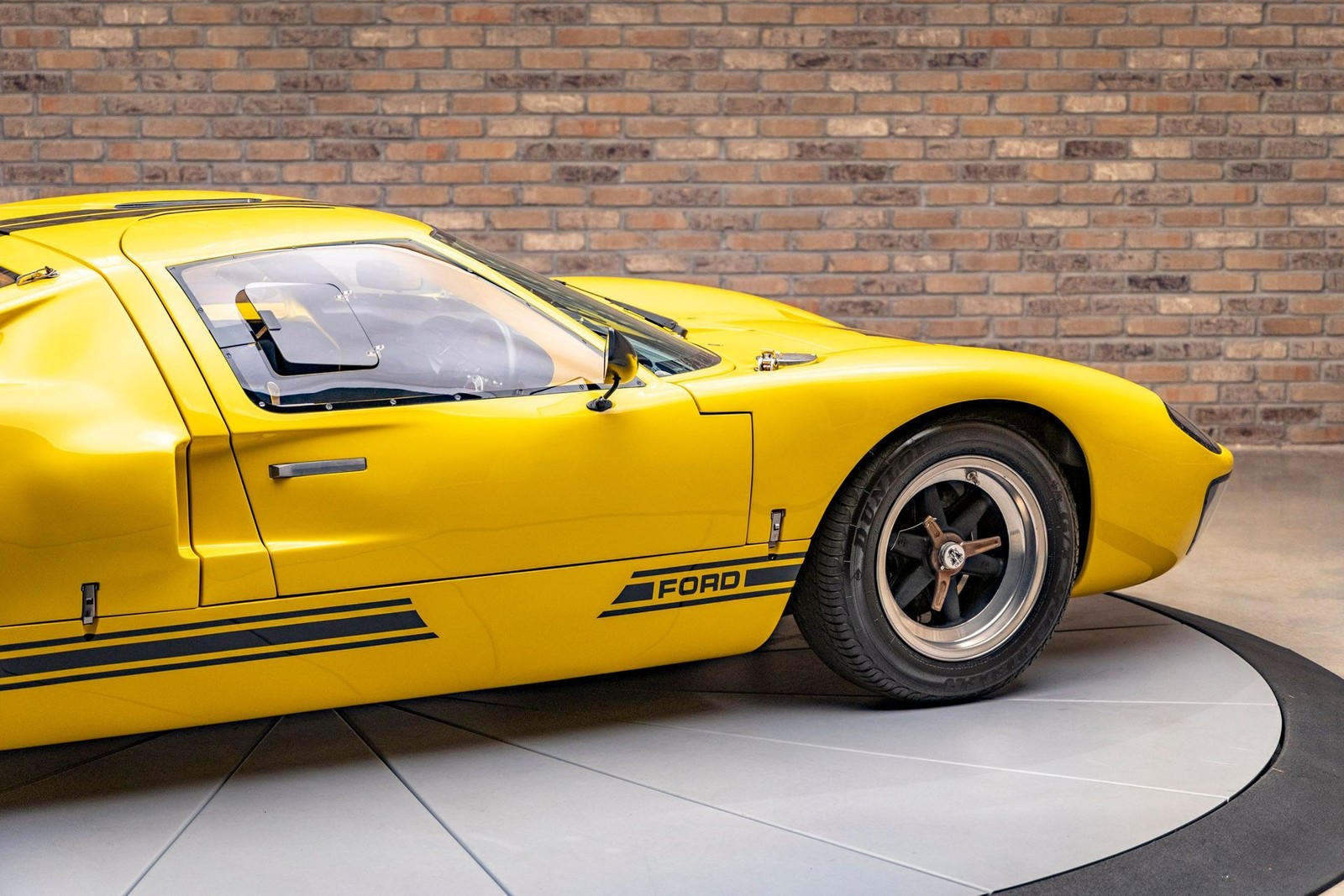 Ford-GT40-1965-Coupe-13