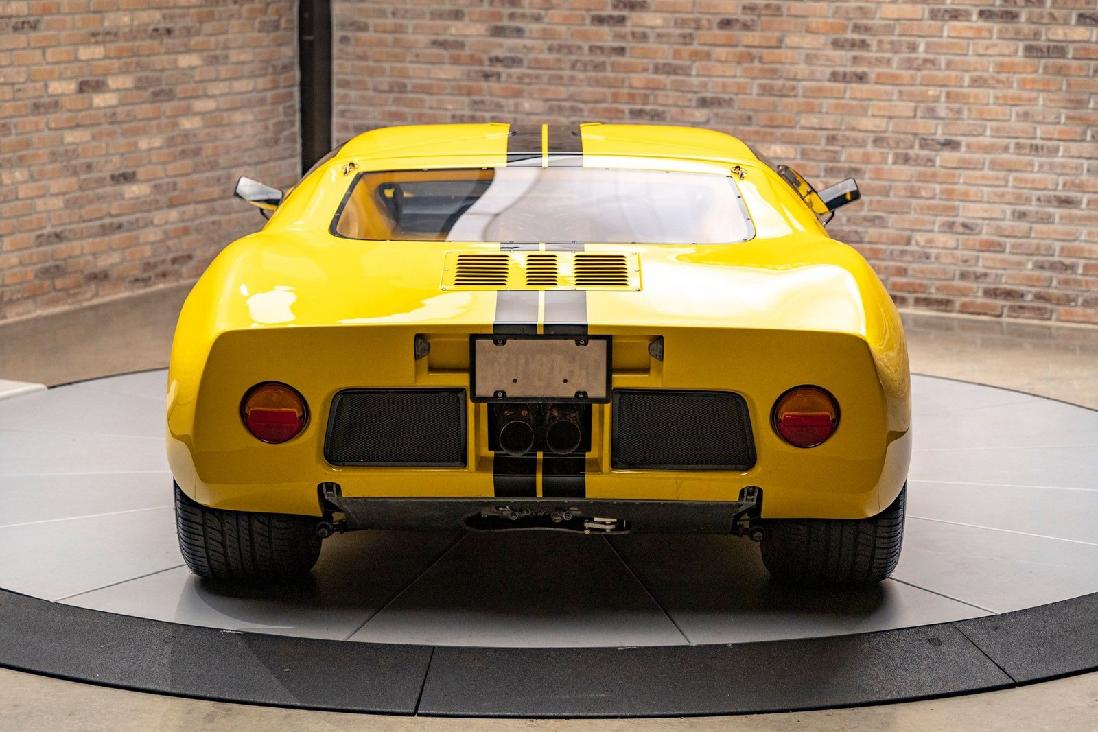 Ford-GT40-1965-Coupe-9