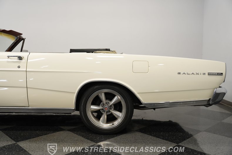 Ford-Galaxie-1966-White-Emberglo-26