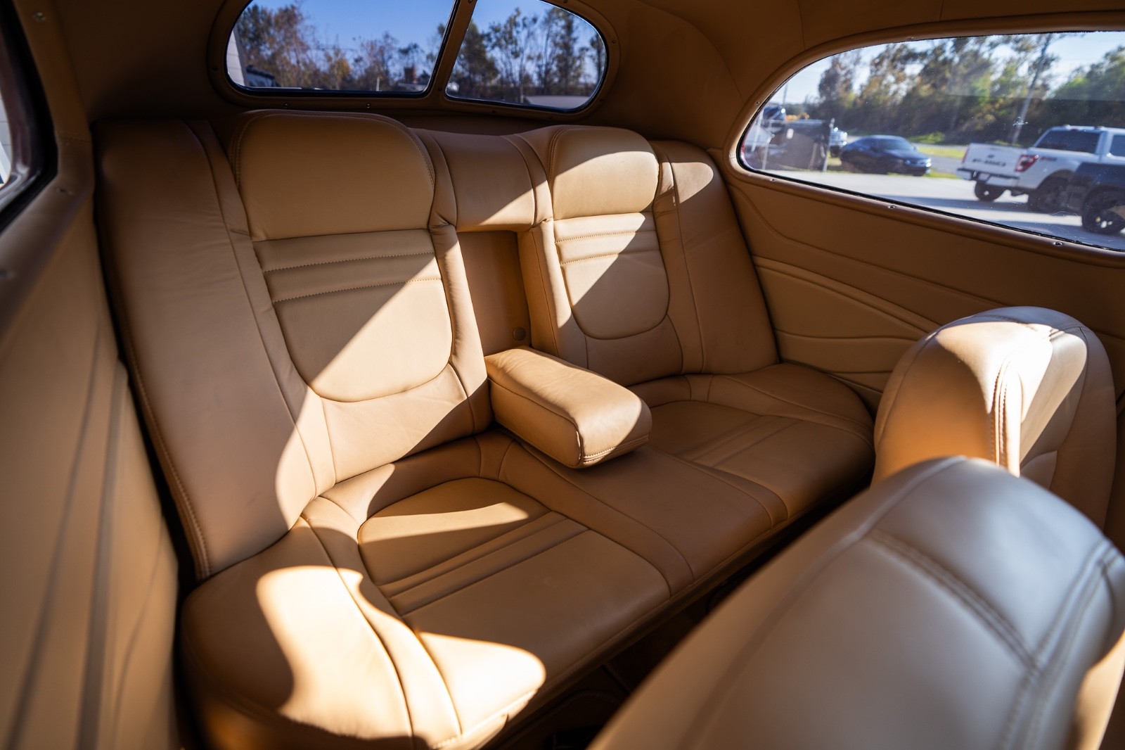 Ford-Humpback-1937-Sedan-23