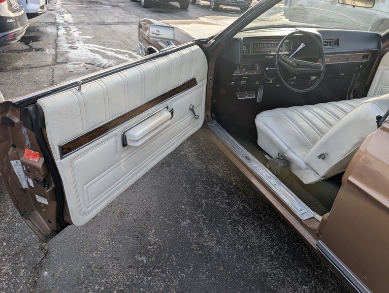 Ford-Ltd-1972-Gold-Cream-Beige-2