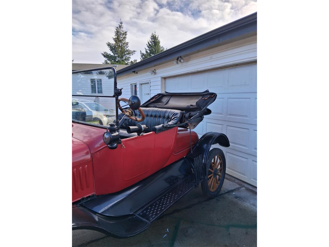 Ford-Model-t-1919-Black-and-Red-Black-1