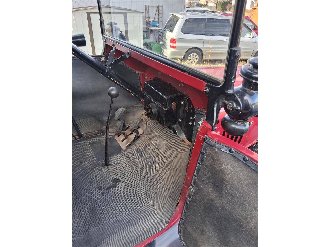 Ford-Model-t-1919-Black-and-Red-Black-14