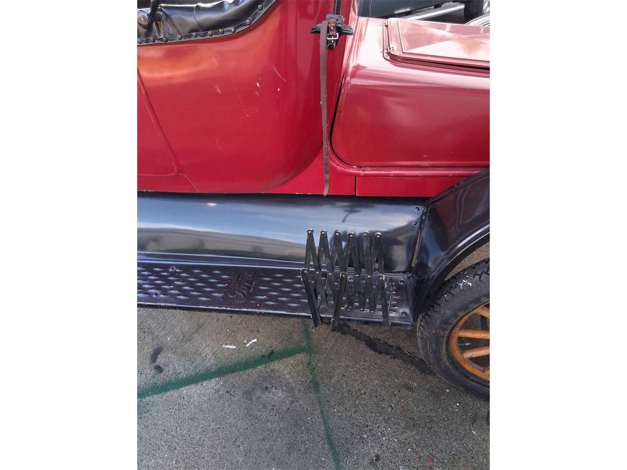 Ford-Model-t-1919-Black-and-Red-Black-19