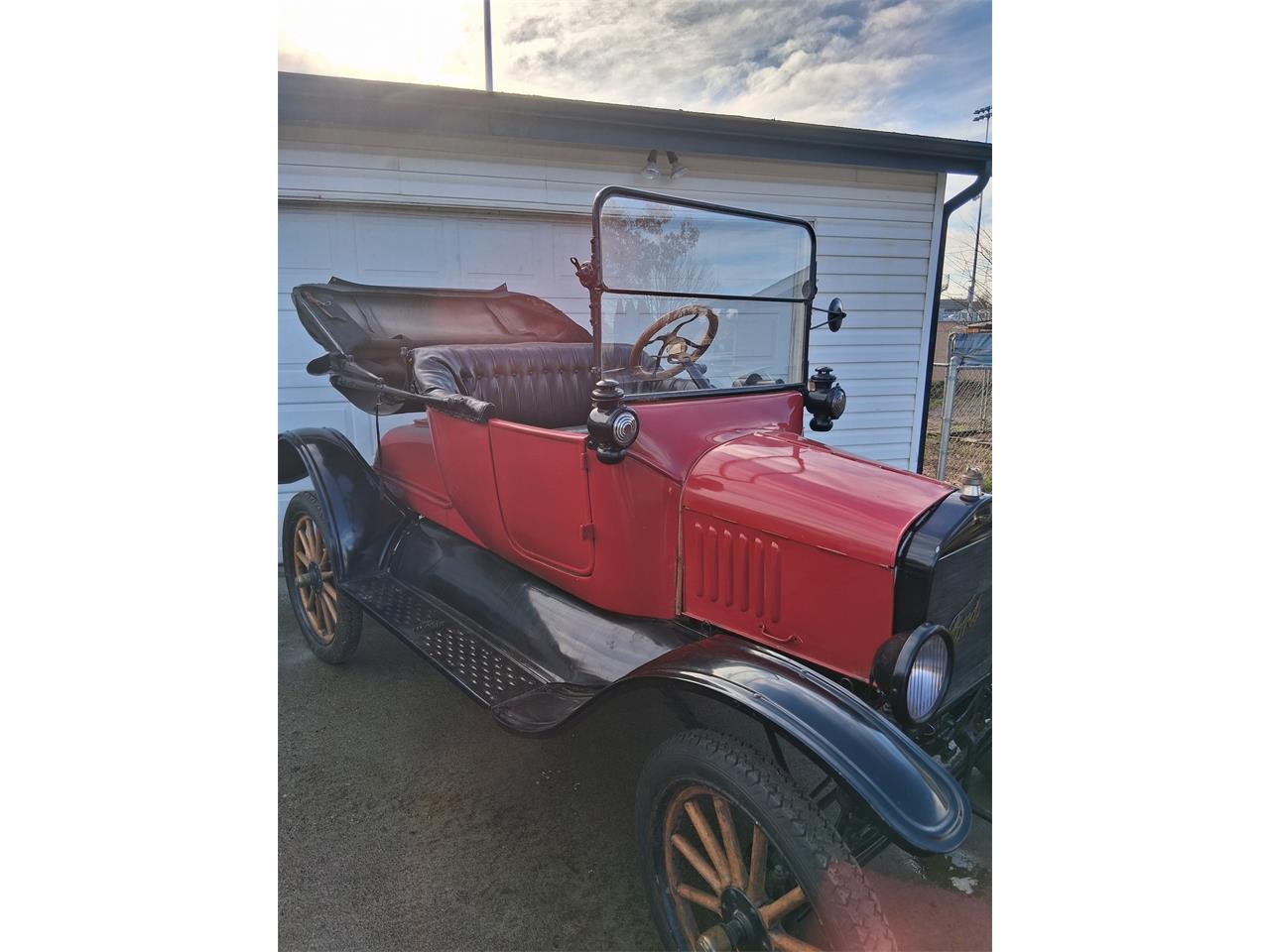 Ford-Model-t-1919-Black-and-Red-Black