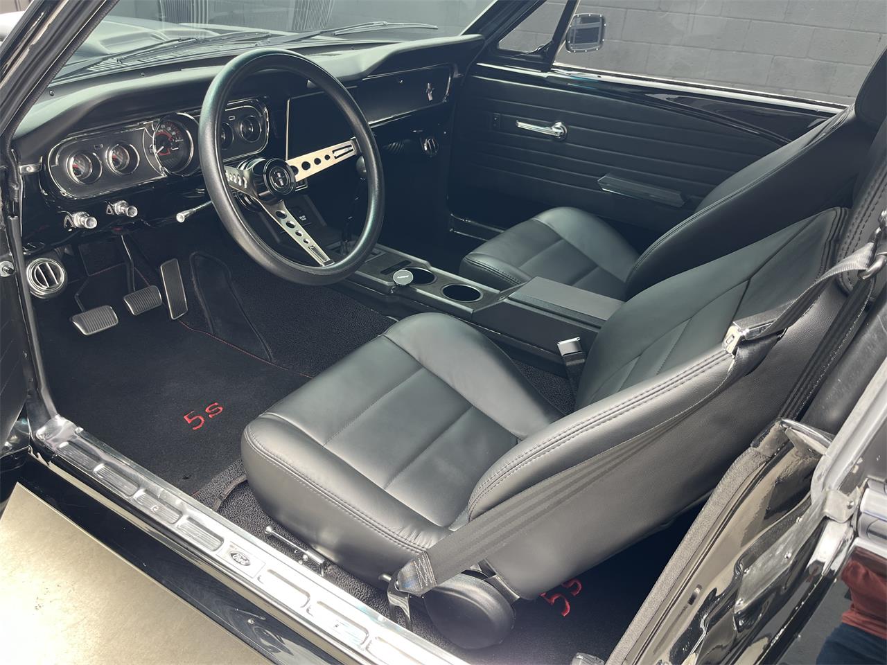 Ford-Mustang-1965-Black-Black-23