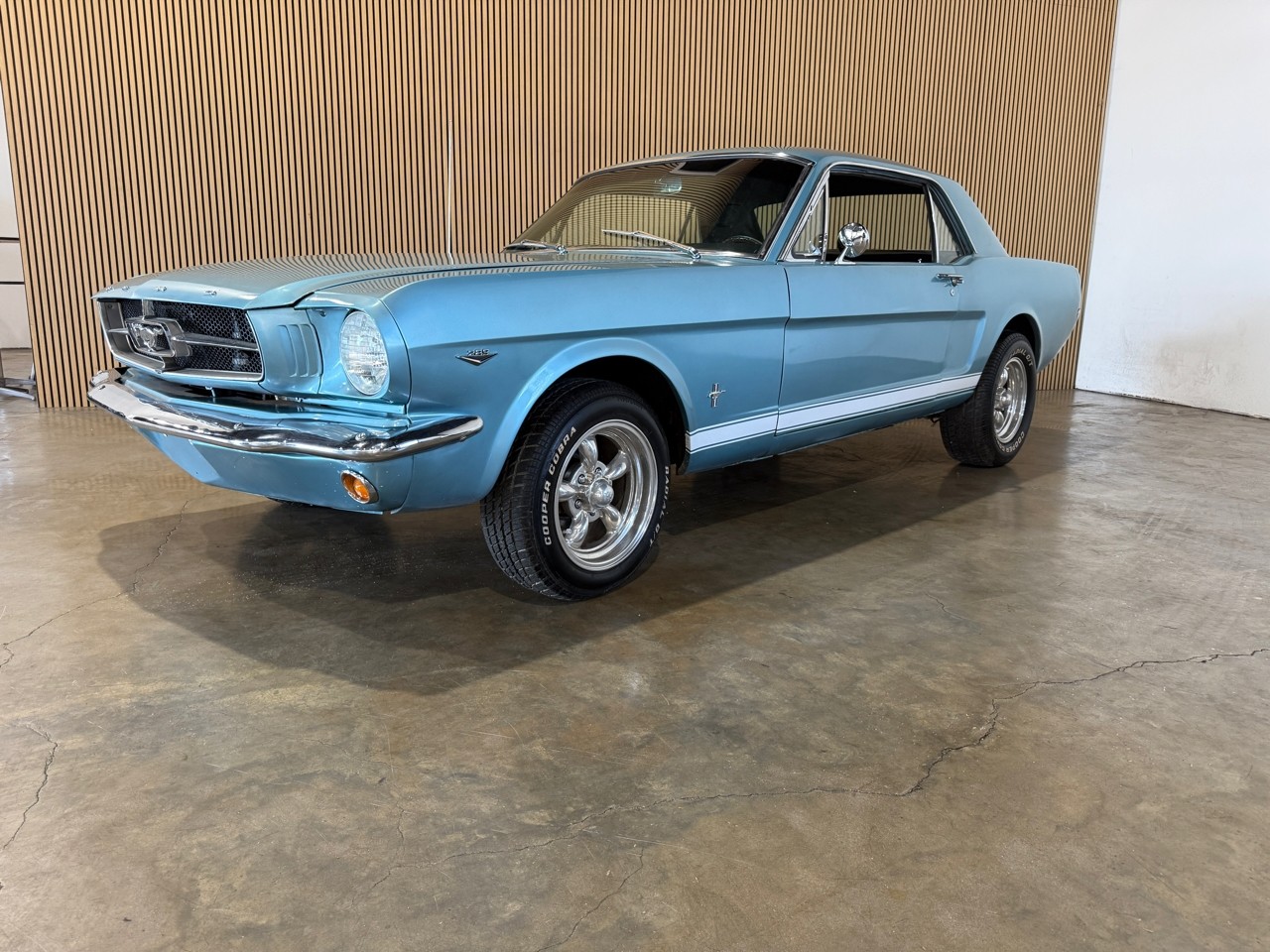Ford-Mustang-1965-Classic-Car-1