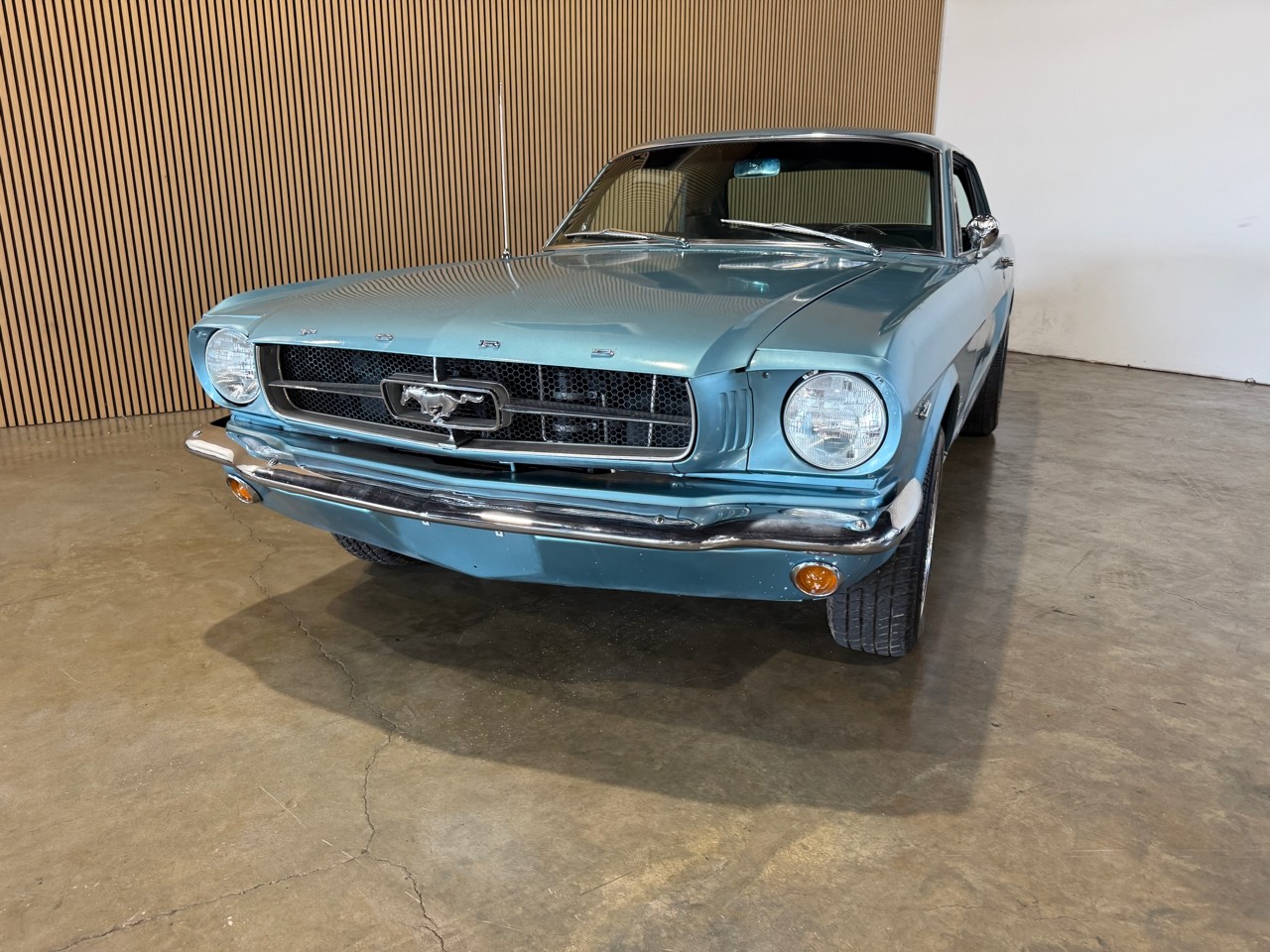 Ford-Mustang-1965-Classic-Car-2