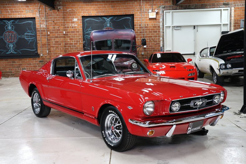 Ford-Mustang-1965-Rangoon-Red-Black-1