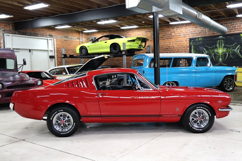 Ford-Mustang-1965-Rangoon-Red-Black-35