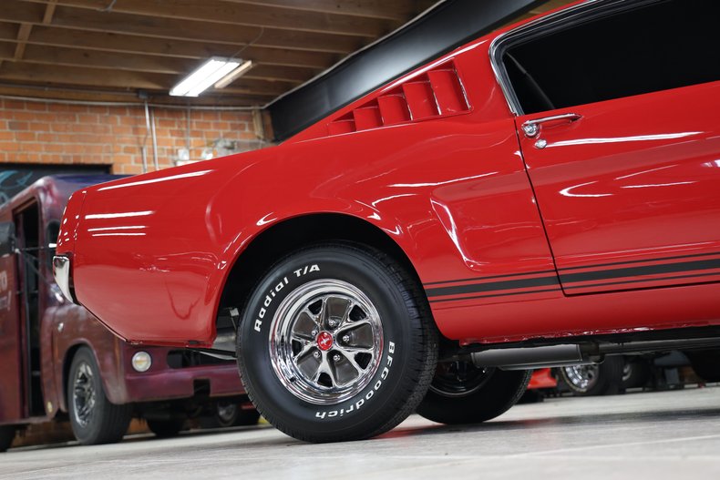 Ford-Mustang-1965-Rangoon-Red-Black-36