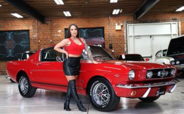 Ford-Mustang-1965-Rangoon-Red-Black