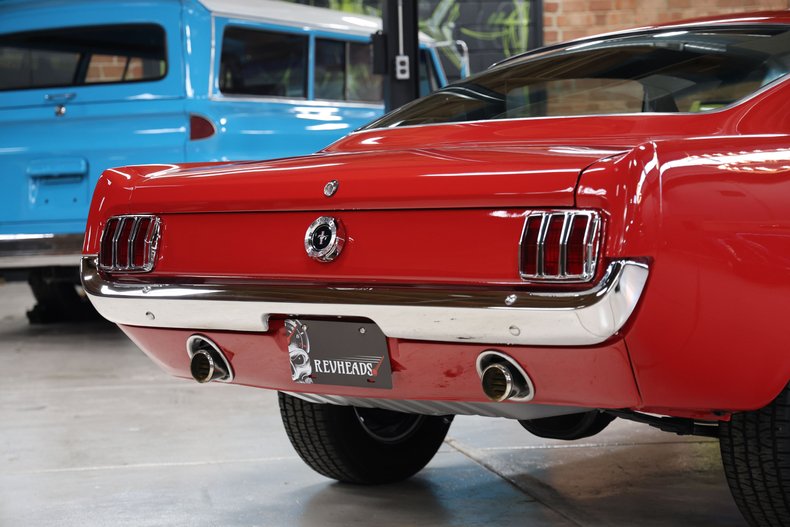 Ford-Mustang-1965-Rangoon-Red-Black-45