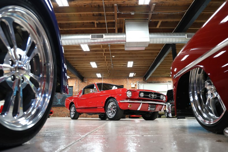 Ford-Mustang-1965-Rangoon-Red-Black-7