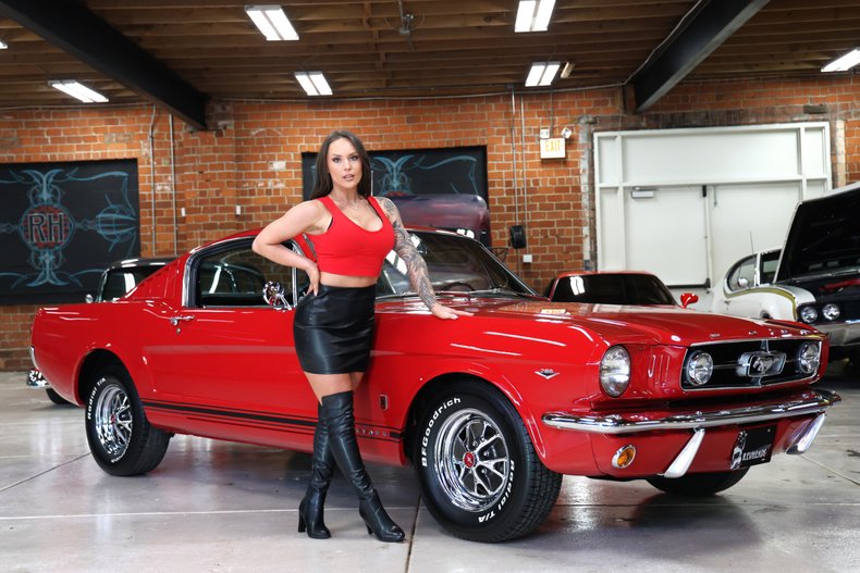 Ford-Mustang-1965-Rangoon-Red-Black