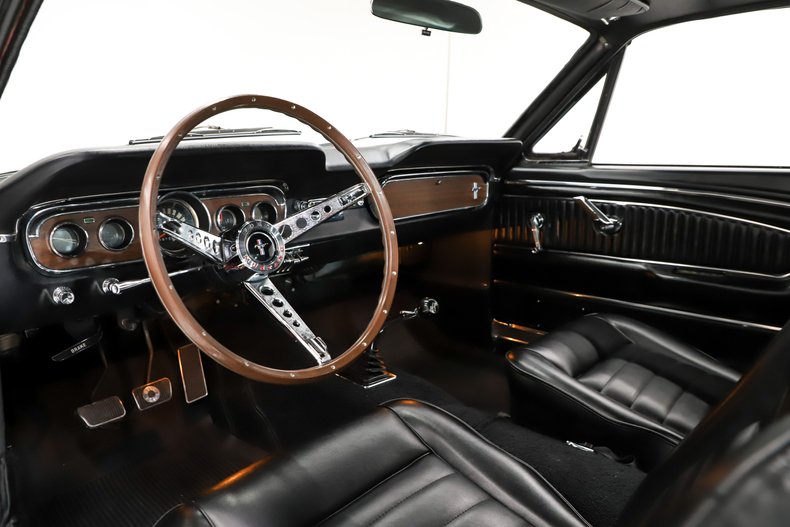 Ford-Mustang-1965-Vintage-Burgundy-Black-Deluxe-1