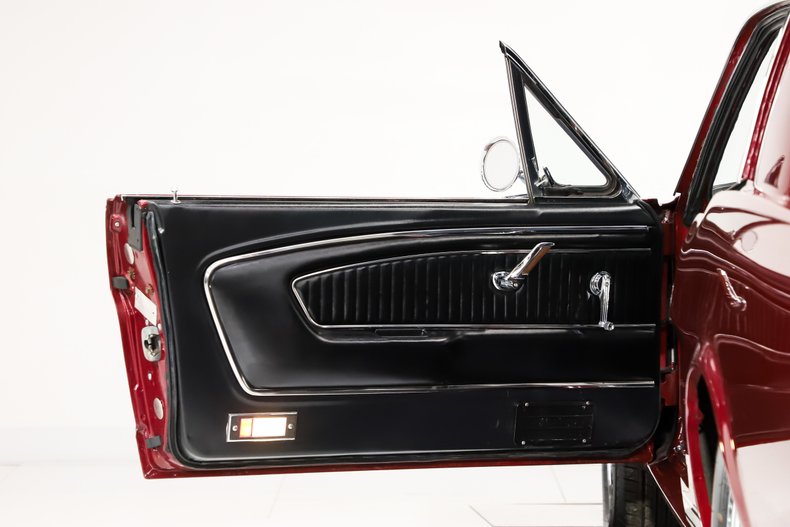 Ford-Mustang-1965-Vintage-Burgundy-Black-Deluxe-17