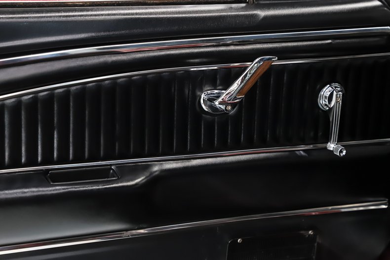 Ford-Mustang-1965-Vintage-Burgundy-Black-Deluxe-18