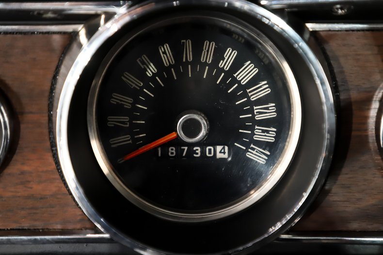 Ford-Mustang-1965-Vintage-Burgundy-Black-Deluxe-2