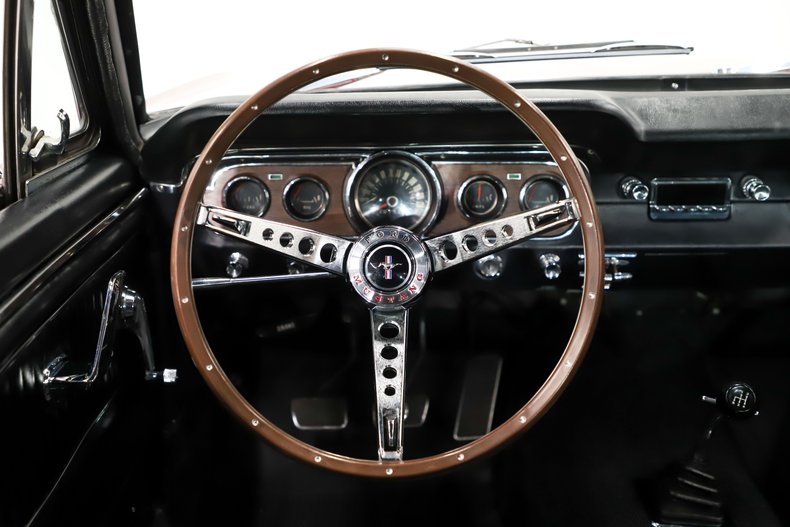 Ford-Mustang-1965-Vintage-Burgundy-Black-Deluxe-24