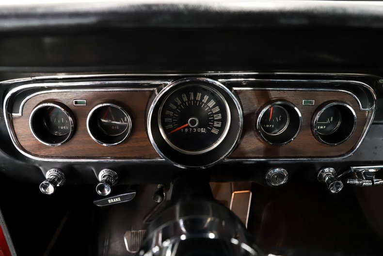 Ford-Mustang-1965-Vintage-Burgundy-Black-Deluxe-25