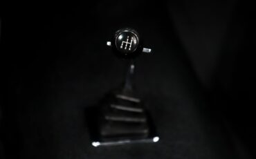 Ford-Mustang-1965-Vintage-Burgundy-Black-Deluxe-3