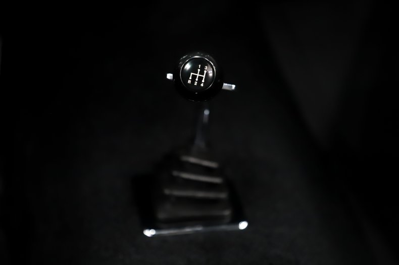 Ford-Mustang-1965-Vintage-Burgundy-Black-Deluxe-3