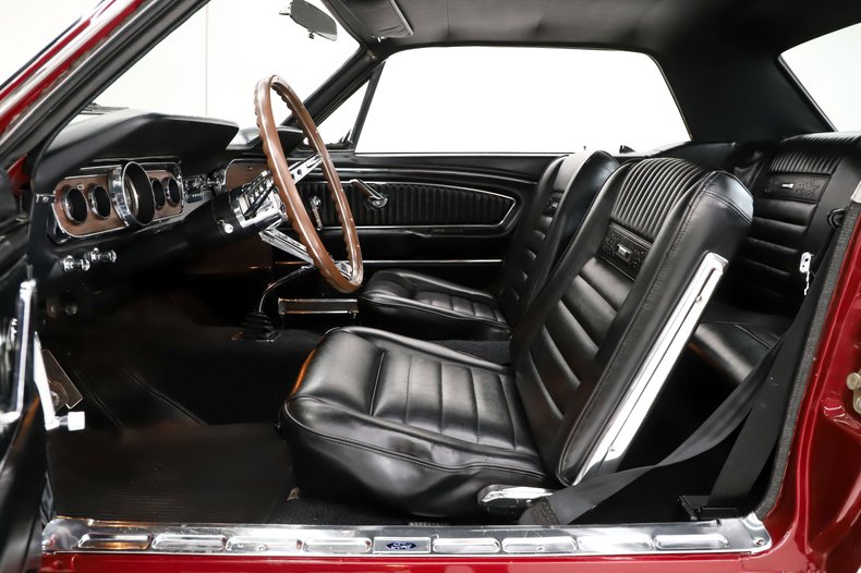 Ford-Mustang-1965-Vintage-Burgundy-Black-Deluxe-31