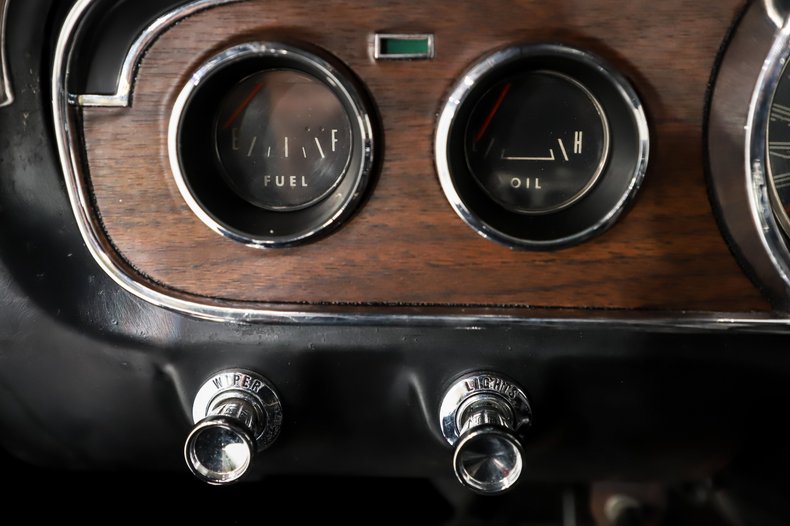 Ford-Mustang-1965-Vintage-Burgundy-Black-Deluxe-32