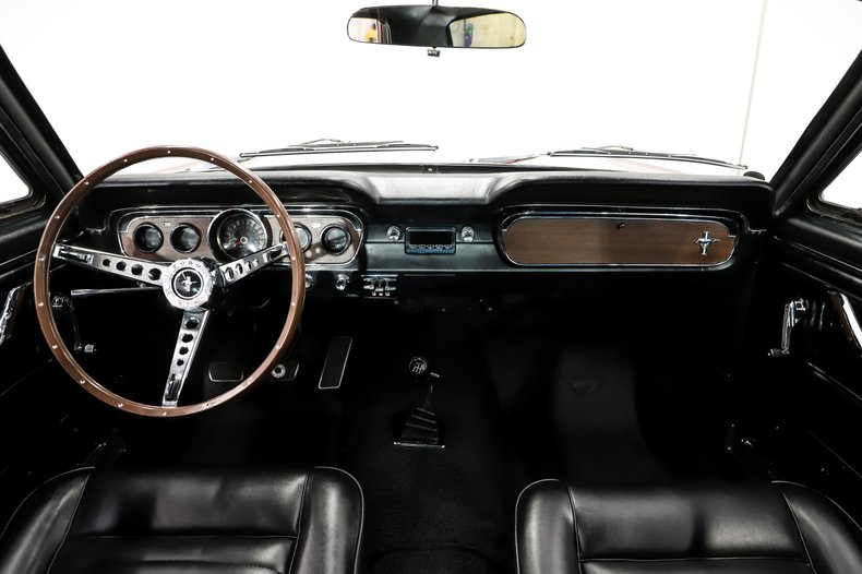 Ford-Mustang-1965-Vintage-Burgundy-Black-Deluxe-33